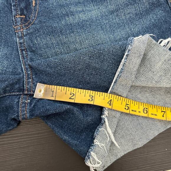 GAP Denim Medium Wash Cotton Zip Fly Folded Frayed Hem Denim Shorts Size 28 - Picture 11 of 12